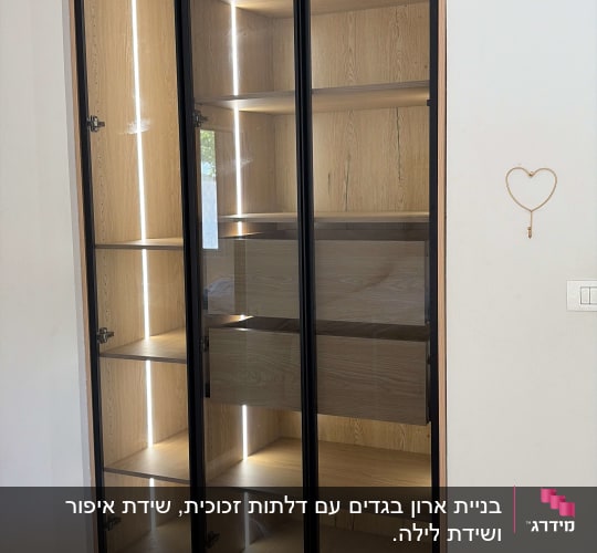 ארון עץ עם דלתות זכוכית ותאורה פנימית